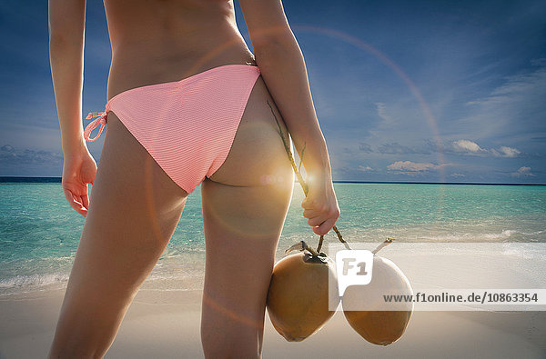 Taille nach unten,  Rückenansicht einer jungen Frau mit Bikiniunterteil am Strand von Miami,  Florida,  USA