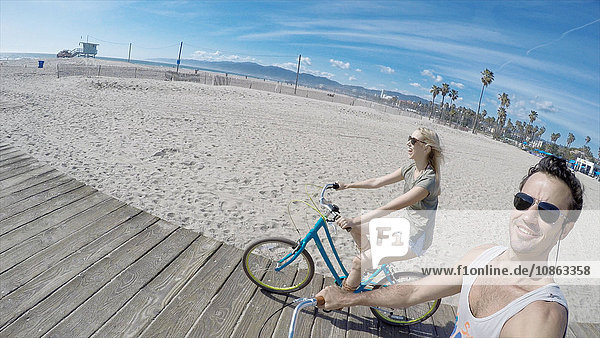 Selbstfahrrad fahrendes Paar auf der Strandpromenade von Venice Beach  Kalifornien  USA