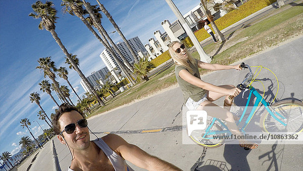 Mann fährt mit seiner Freundin in Venice Beach  Kalifornien  USA  auf dem Fahrrad