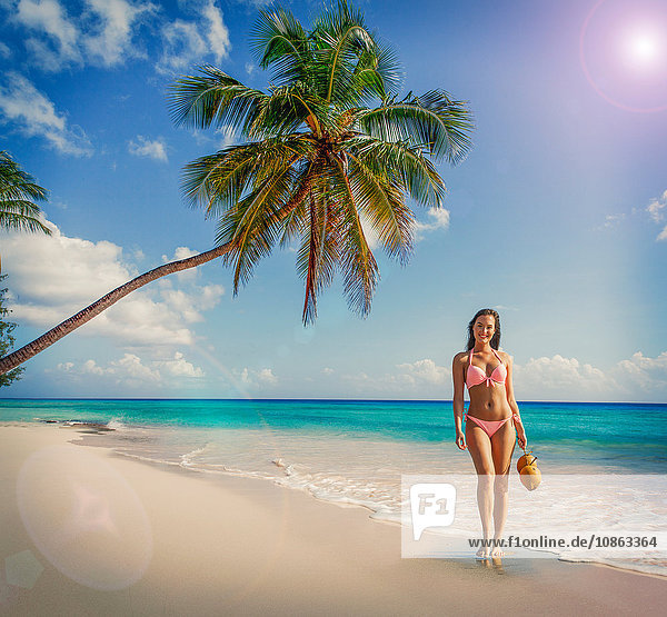 Porträt einer jungen Frau im Bikini  stehend am Strand von Miami  Florida  USA
