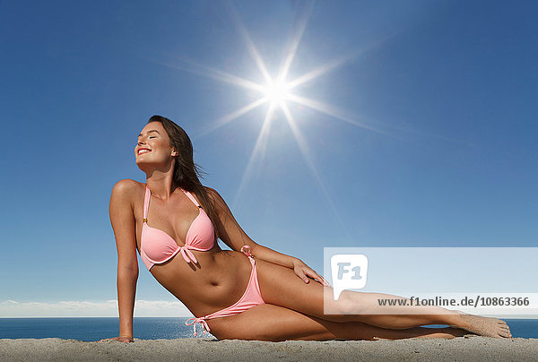 Junge Frau im Bikini beim Entspannen am Strand von Miami  Florida  USA