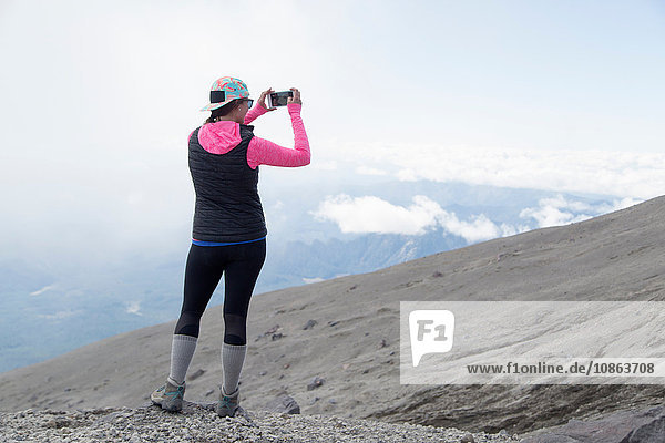 Junge Frau auf dem Berggipfel  fotografierende Ansicht  Rückansicht  Mt. St. Helens  Oregon  USA