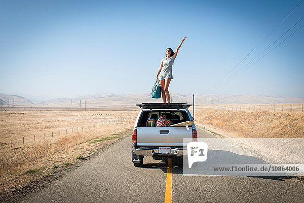 Frau auf dem Autodach stehend  Highway 1  Kalifornien  USA