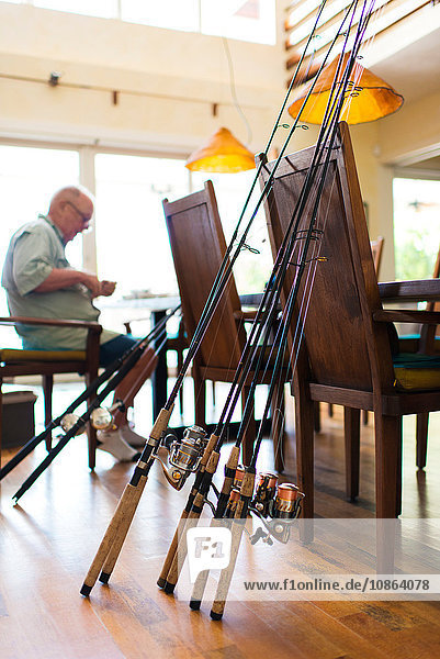 Mann arbeitet mit seinen Angelruten im Speisesaal