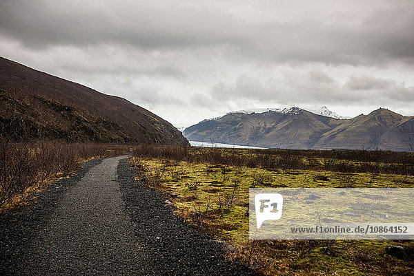 Straße in die Berge Skaftafell-Nationalpark Island