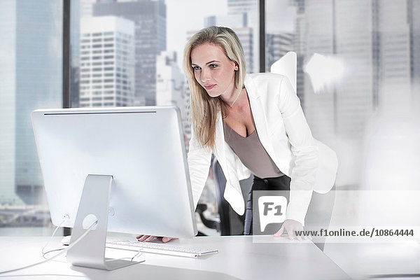 Geschäftsfrau mit Computer im Büro