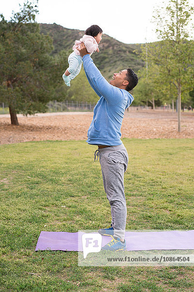 Vater trainiert mit Baby im Park