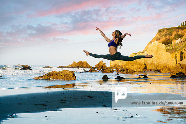 Junge Balletttänzerin springt am Strand in die Luft  Los Angeles  Kalifornien  USA