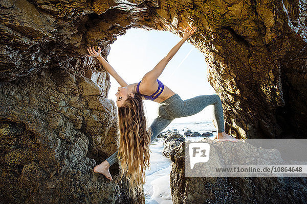 Junge Tänzerin in einer Meereshöhle  die ihr langes Haar zurückwirft  Los Angeles  Kalifornien  USA