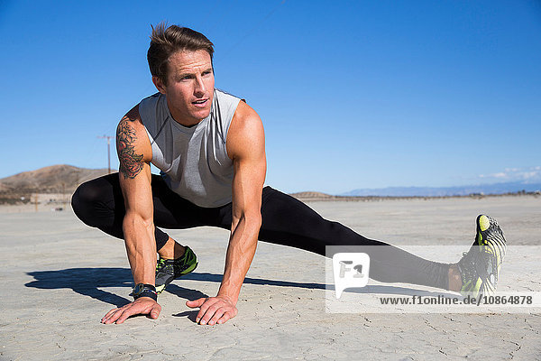 Männertraining  Stretching auf trockenem Seeboden  El Mirage  Kalifornien  USA