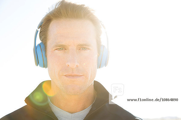 Sonnenlicht-Porträt eines Mannes beim Training  mit Kopfhörern hörend  El Mirage  Kalifornien  USA
