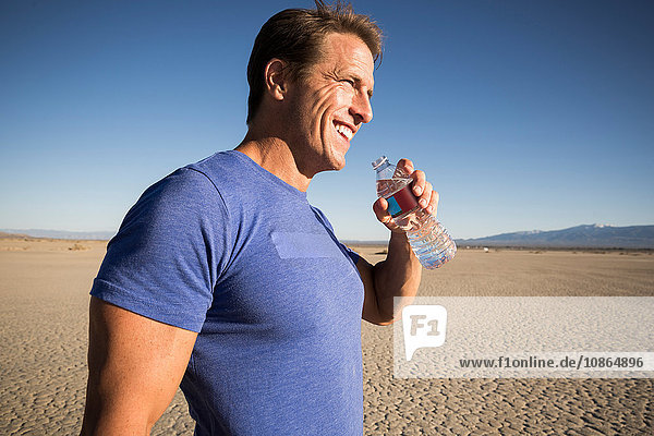 Männertraining  mit Flaschenwasser auf trockenem Seeboden  El Mirage  Kalifornien  USA