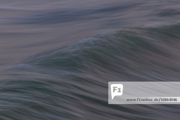 Wellenmuster im Pazifischen Ozean nach Sonnenuntergang  Pazifikstrand  San Diego  CA  USA