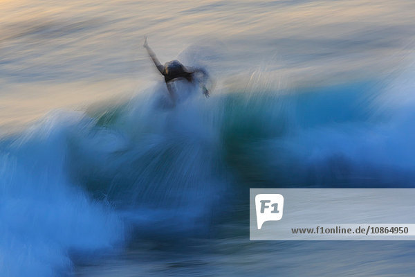 Bewegungsunschärfe der Wellenmuster von Surfern beim Surfen nach Sonnenuntergang  Pacific Beach  San Diego  CA  USA