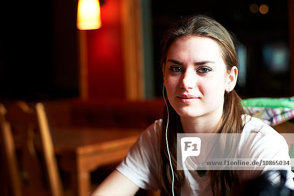 Porträt einer Teenagerin mit Kopfhörern