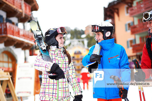 Teenager  Mädchen und Junge  Skier tragen