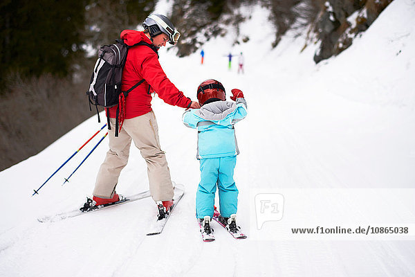 Mutter und Sohn auf Skiern  Rückansicht
