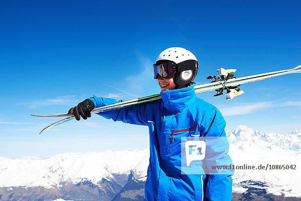 Jugendlicher Junge mit Skiern