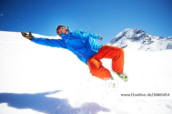 Teenager Junge albert herum  springt im Schnee