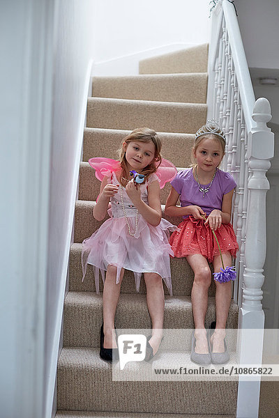 Mädchen in Kostümen warten auf der Treppe