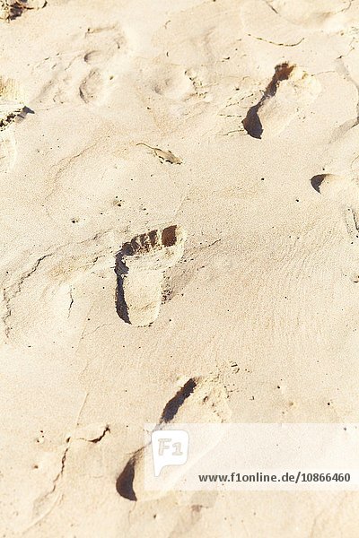 Hochwinkelansicht von Fußspuren im Sand