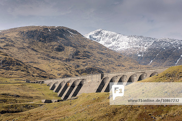 Blick auf den Staudamm des Cruachan-Wasserkraftwerks in Schottland