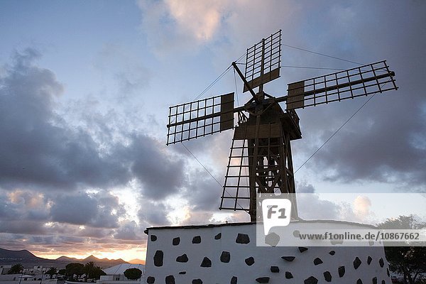 Traditionelle Windmühle  Teguise  Lanzarote  Kanarische Inseln  Teneriffa  Spanien