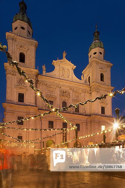 Weihnachtsbeleuchtung und Gebäude auf dem Christkindlmarkt  Salzburg  Österreich