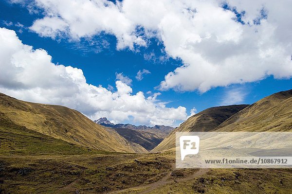 Abstieg durch die Pampa nach Punta Carretera im Urubamba-Gebirge Peru