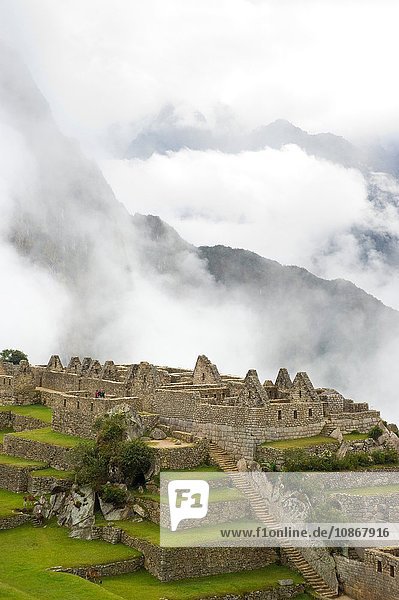 Frühmorgendlicher Nebel in Machu Picchu Peru