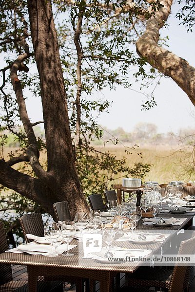 Ein Mittagstisch wird im Abu Camp gedeckt einem luxuriösen Safari-Camp im Okavango-Delta Botswana
