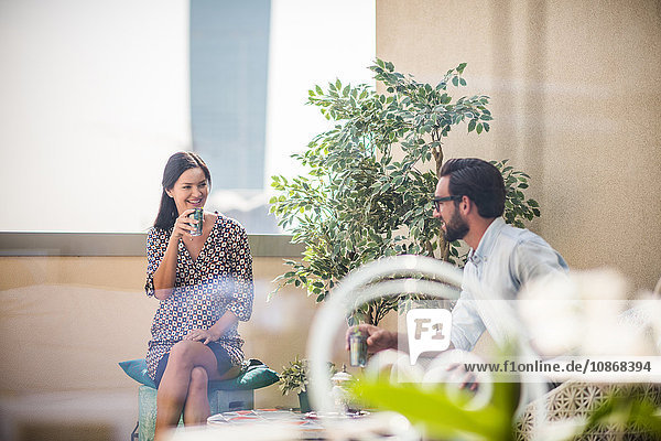Ehepaar redet und trinkt Minztee auf dem Balkon des Hotelzimmers  Dubai  Vereinigte Arabische Emirate
