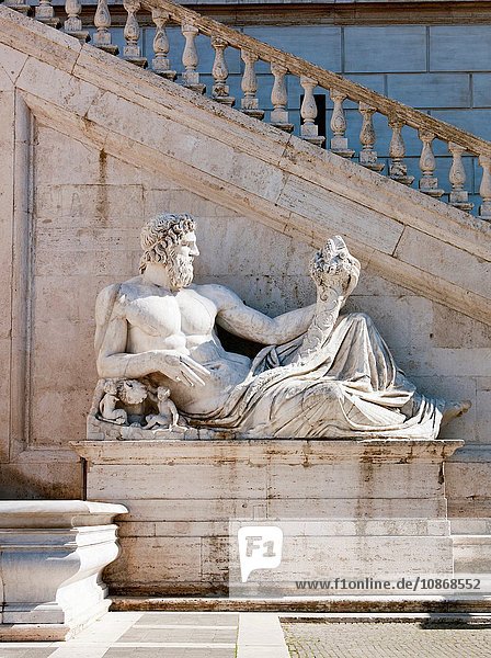 Skulptur auf der Piazza Del Campidoglio Rom Italien.