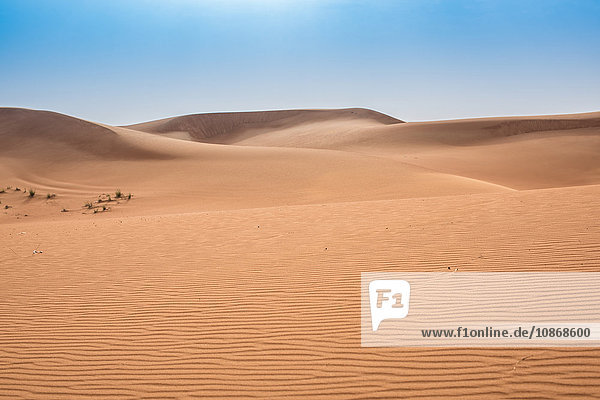 Leere Wüstenlandschaft und blauer Himmel Dubai Vereinigte Arabische Emirate