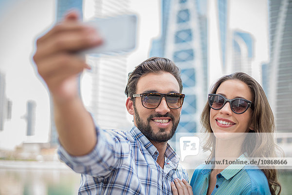 Touristenpaar mit Smartphone-Selfie  Dubai  Vereinigte Arabische Emirate