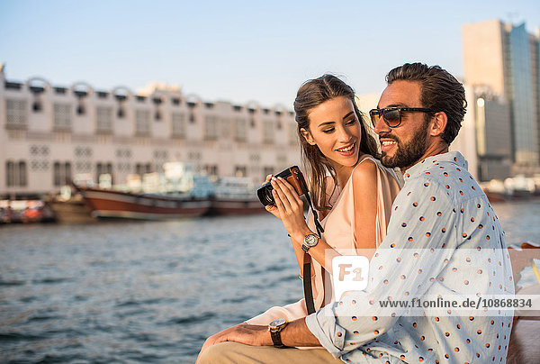 Romantisches Paar fotografiert auf einem Boot im Yachthafen von Dubai  Vereinigte Arabische Emirate