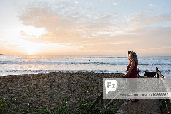 Frauen genießen Sonnenuntergang am Strand