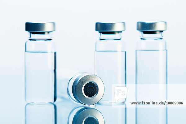 Medizinische Fläschchen. Verschlossene Fläschchen werden in der Regel zur Lagerung und Verteilung von injizierbaren Medikamenten (wie Impfstoffen usw.) verwendet.