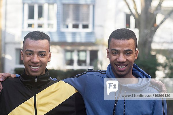 Porträt der Zwillingsbrüder  lächelnd
