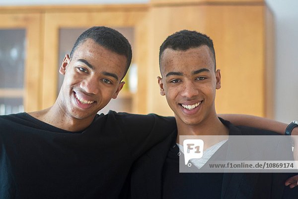 Porträt der Zwillingsbrüder zu Hause  lächelnd