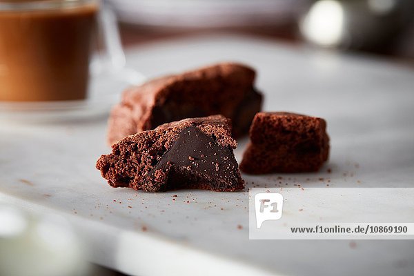 Schokoladen-Brownie auf Holzschneidebrett