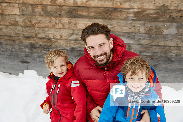 Porträt eines Mannes und seiner Söhne bei einer Hütte im Schnee  Elmau  Bayern  Deutschland