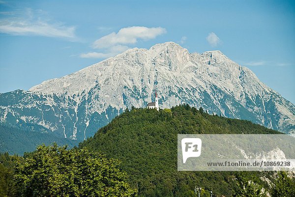 Kirche auf dem Hügel vor dem Berg,  Tirol,  Österreich