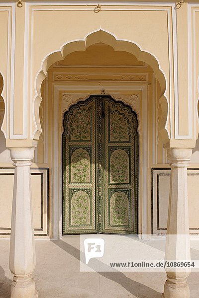 Eingangstor in Hawa Mahal ''Palast der Winde'' in Jaipur Rajasthan Indien