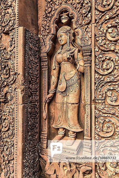 Einer der vielen in die Wände aus rotem Sandstein gemeißelten Devatas  Ruinen des Banteay-Srei-Tempels  Angkor-Wat-Komplex  Kambodscha
