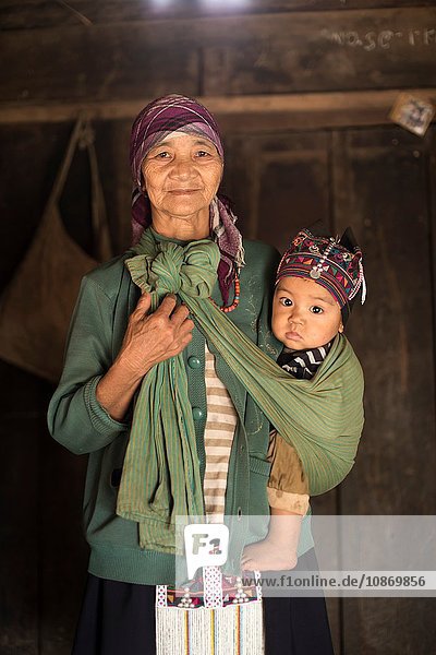 Porträt einer Grossmutter  die einen kleinen Jungen im Tragetuch hält  Shan-Staat  Keng Tung  Birma