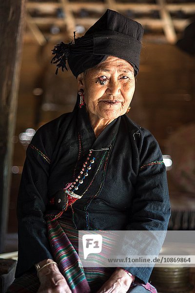 Porträt einer älteren Frau in traditioneller Kleidung  Shan-Staat  Keng Tung  Birma