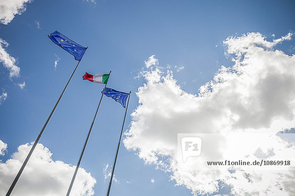 Flaggen  die im Wind am Fahnenmast flattern  Italien