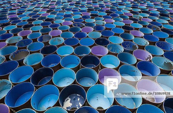 Vollständiger Rahmen aus blau und violett lackierten Behältern