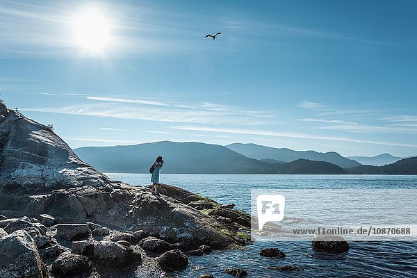 Frau auf Felsen Whytecliff Park Britisch-Kolumbien Kanada